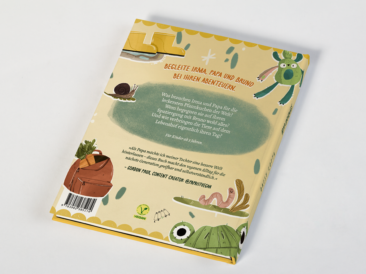 Rückseite des Kinderbuchs "Irma unterwegs" mit einem gelben Hintergrund. Es sind Motive wie eine Schnecke, ein Frosch mit großen Augen, ein Regenwurm auf einem Blatt und weitere kleine Details abgebildet. Unten links ist ein brauner Rucksack mit Gemüse zu sehen.